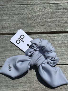 ALO Airlift Rhythm Scrunchie WINTER FROST NWT‎